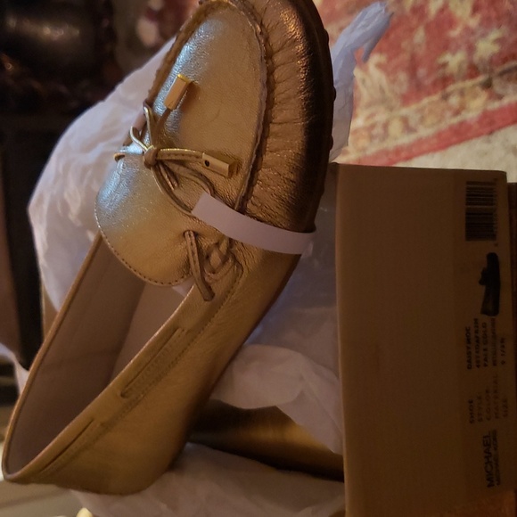 MICHAEL Michael Kors Daisy Moc in Pale Gold Metallic Leather - Picture 12 of 12